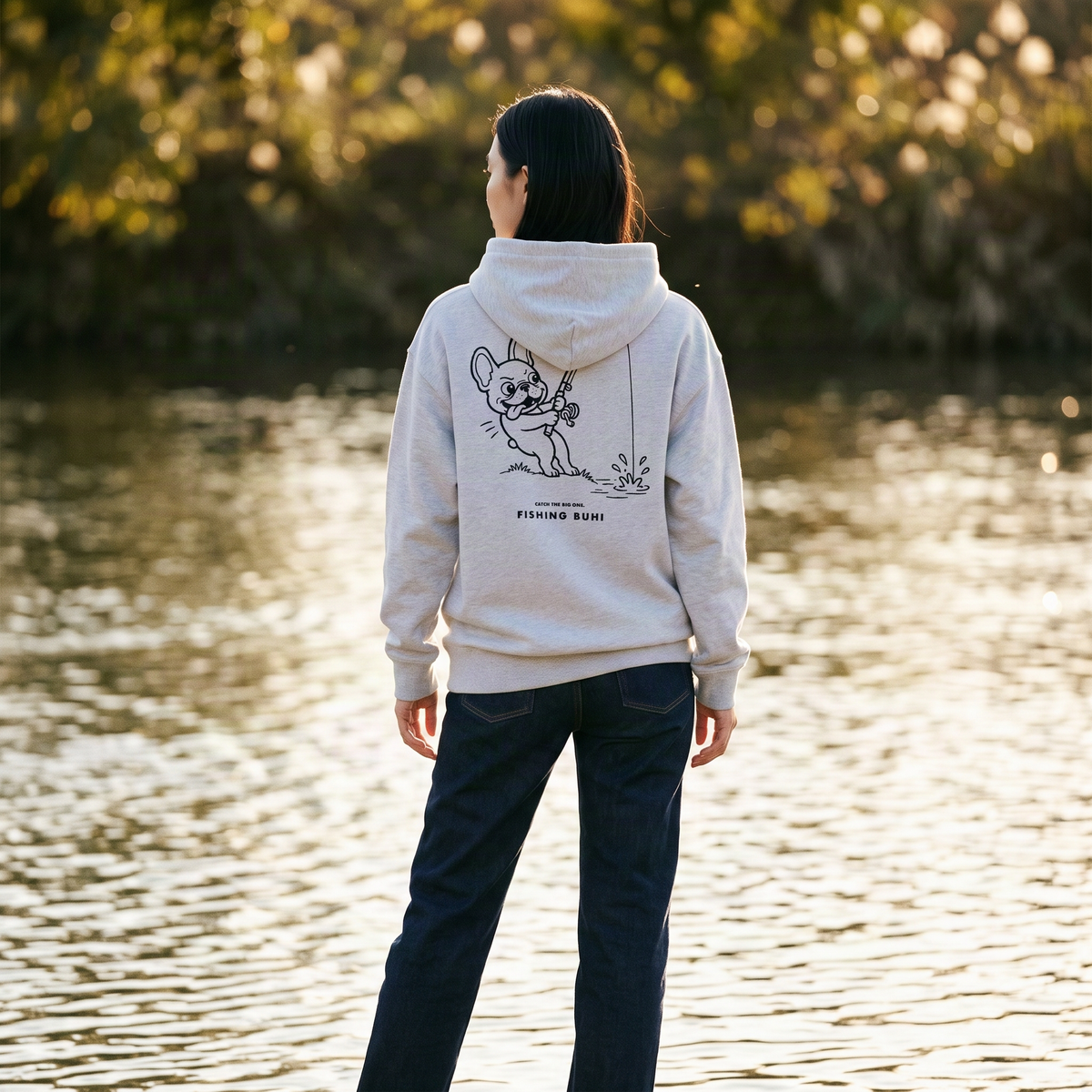 FISHING BUHI パーカー グレー 着用 女性 背面