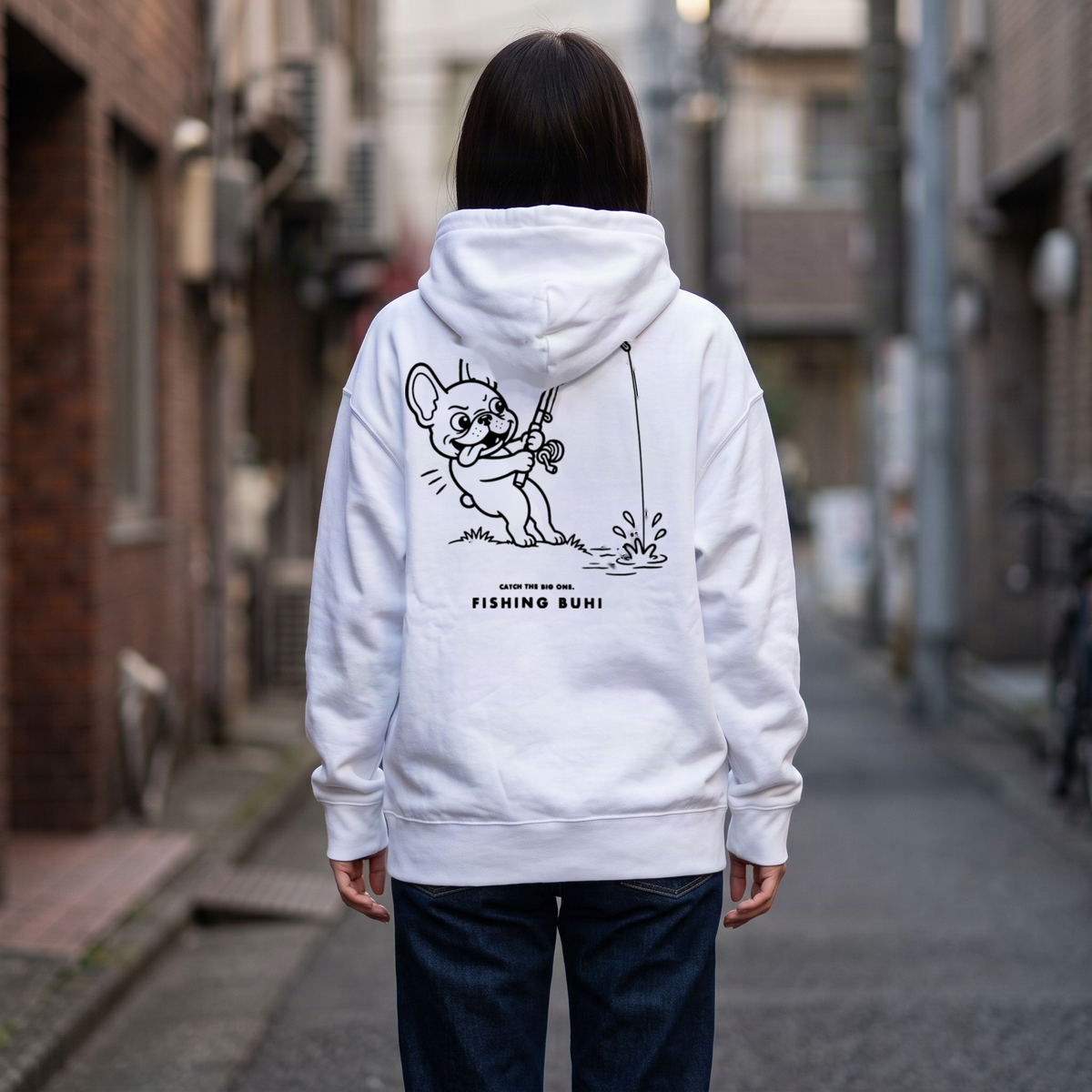FISHING BUHI パーカー ホワイト 着用 女性 背面