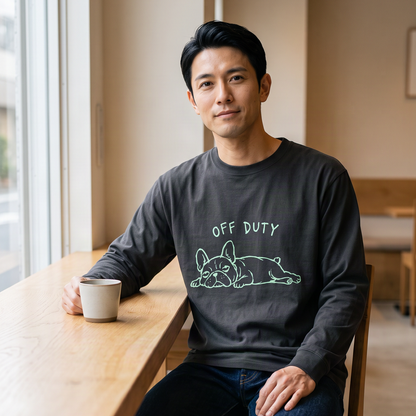 OFF DUTYロングTシャツ チャコール 着用 男性 カフェ