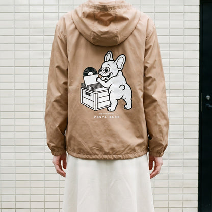 VINYL BUHIタフタフーデットジャケット キャメル 着用イメージ（後ろ姿）